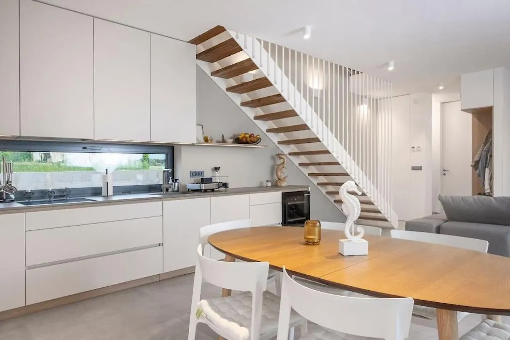 Chandra Villa, New - 10M Heated Pool Novigrad  0*, Novigrad (Istria)